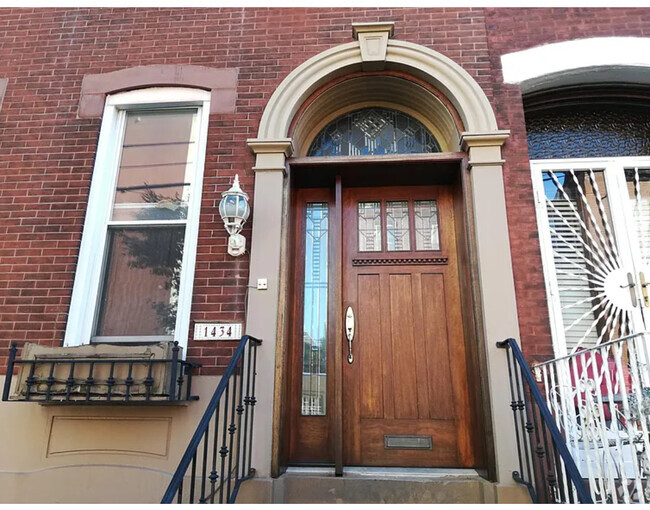 Building Photo - 1434 Catharine St Rental