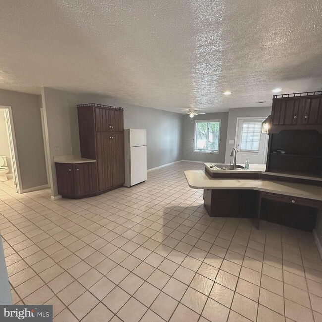 Photo - 323 Stonegate Ct