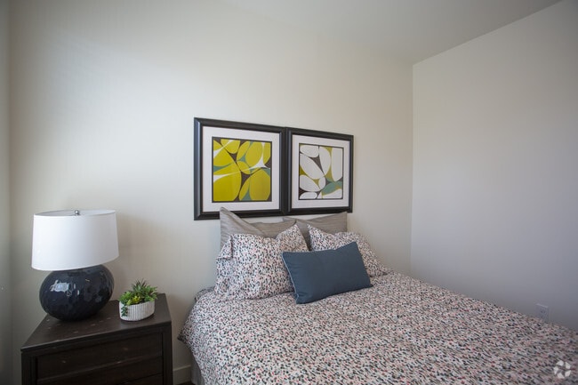 2BR, 2BA-1137 SF