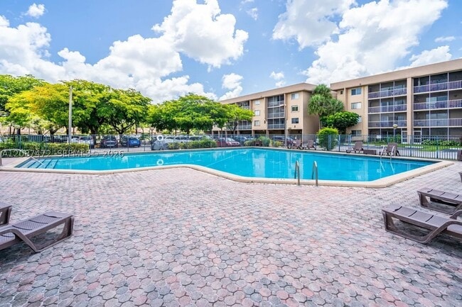 Building Photo - 17000 NW 67th Ave Unit 405