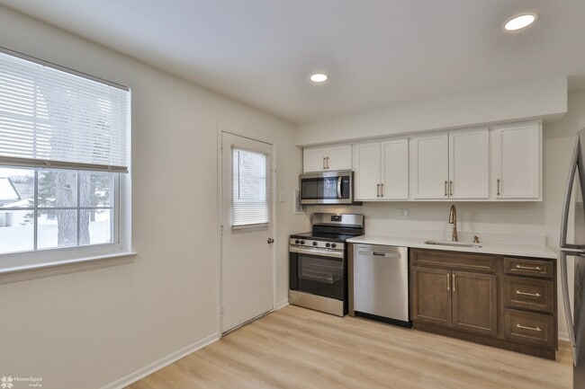 Building Photo - Pine Grove Townhomes