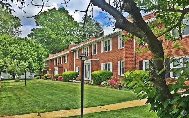 Building Photo - Williamsburg & Portage Pointe Apartments