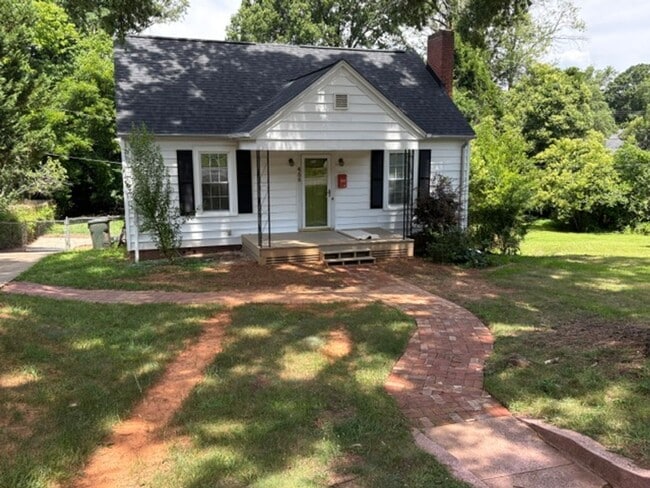 Building Photo - Newly Renovated - Large Backyard - 2/2 House!!