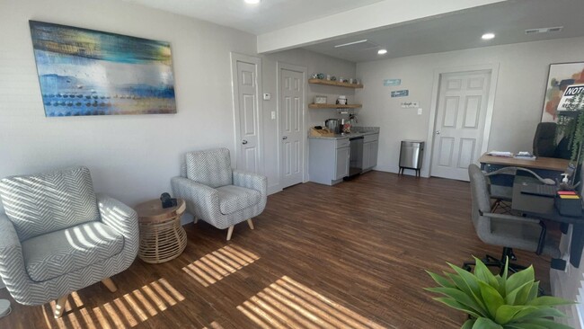 Photo - Lakeside Apartments