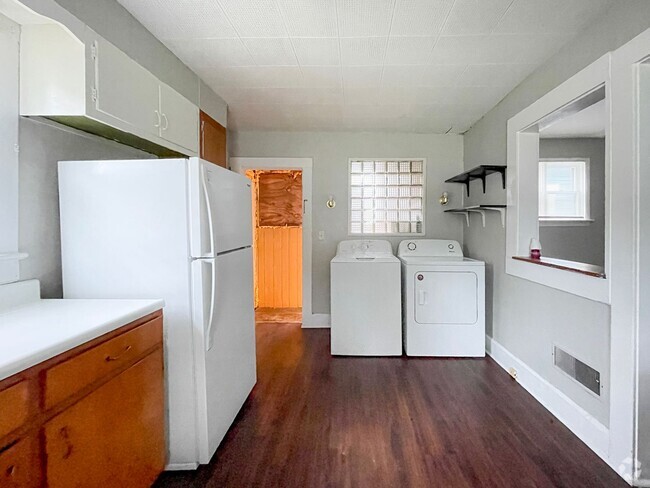 Building Photo - Dishwasher and Washer/Dryer Included Rental