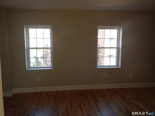 Photo - 412 Howe Ave