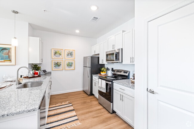 2BR, 2BA - 974SF - Kitchen