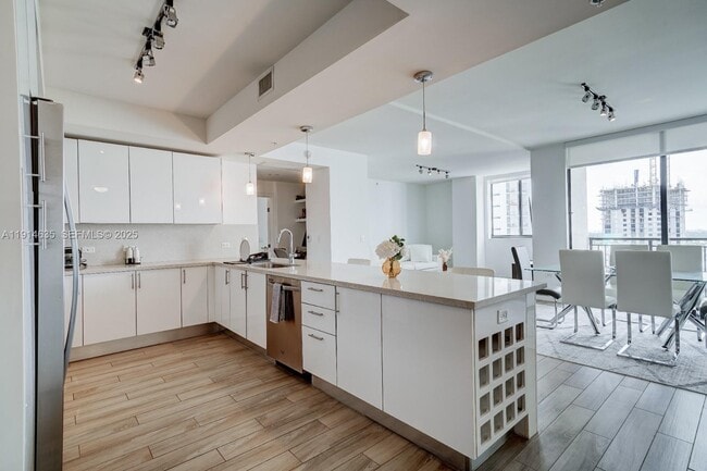 Building Photo - 999 SW 1st Ave Unit 1612