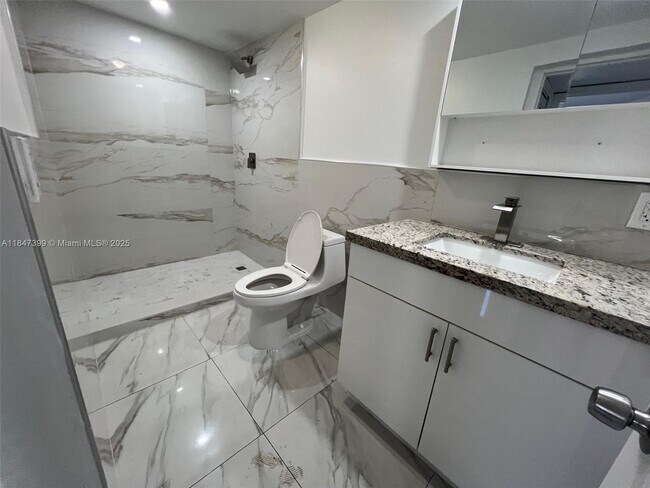 Photo - 750 E 42nd St