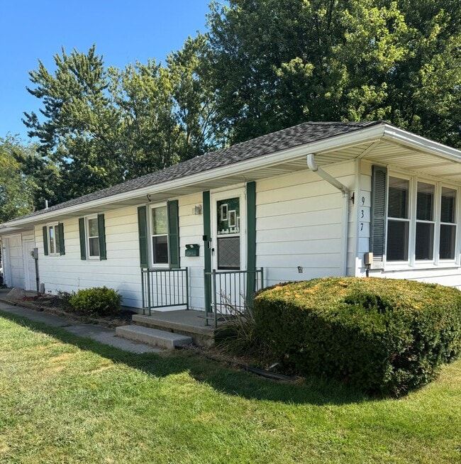 Building Photo - Three Bedroom One and a Half Bath House