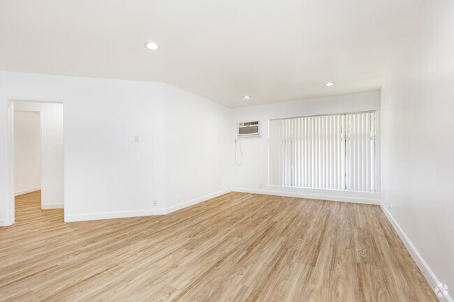 1BR, 1BA - 785SF