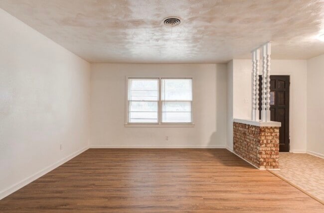 Photo - 1506 E 2nd St