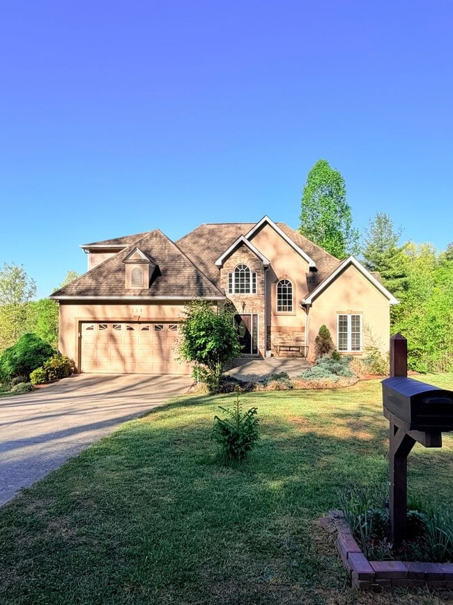 Building Photo - Spacious 3 Bed, 3.5 Bath Home - Convenient Mars Hill Location