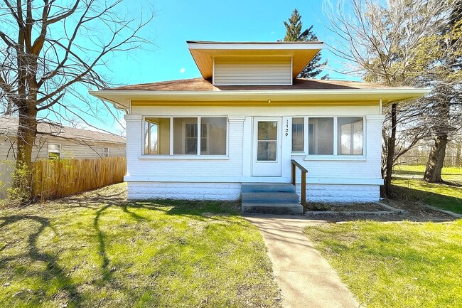 Building Photo - 1302 Lindley Ave Rental
