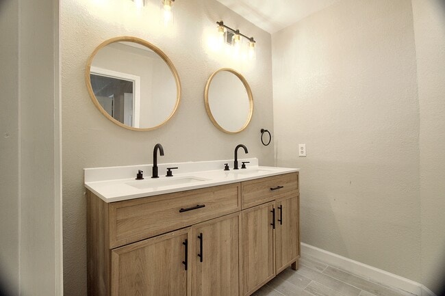 Photo - 911 Rockwall St