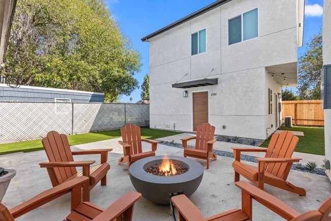 Building Photo - Fire pit!