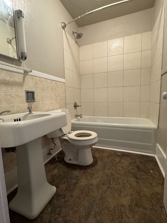 Photo - 202 E 14th St Unit Apt B