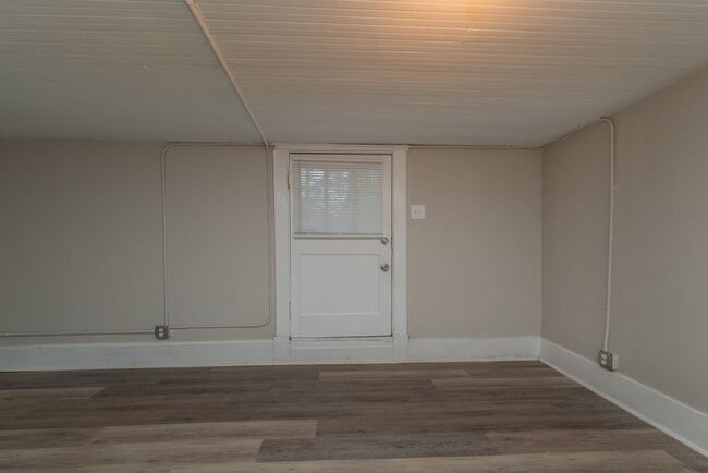 Photo - MOVE IN SPECIAL!!! $699- Updated 2 bed/1 bath apartment near Medical Center, with brand-new appli...