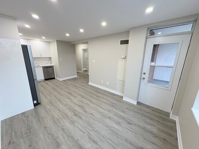 Photo - Beautiful Fully Renovated 1 bedroom with In suite Laundry Unit 401