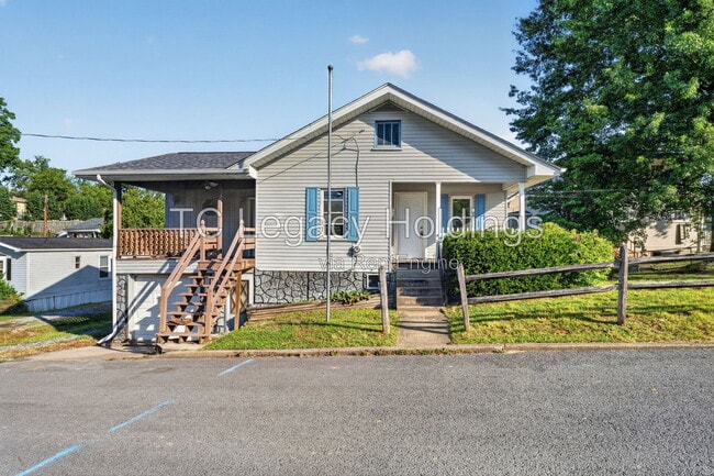Building Photo - 200 Reeves Ave