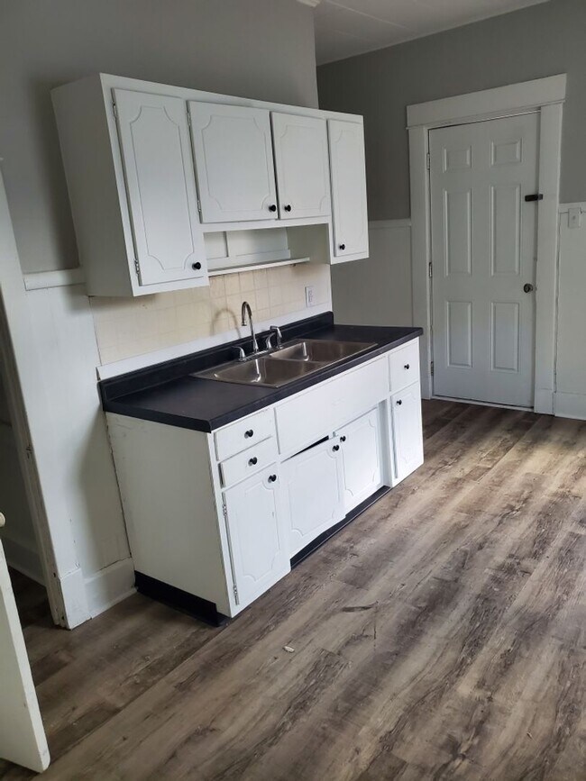 Photo - 623 W 9th St