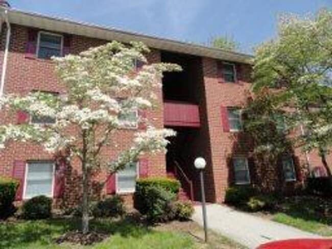 Building Photo - 2 Bedroom Apartment Near Campus with Utili...