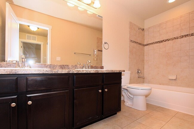 Upstairs guest bathroom - 7766 Wagonwood Place