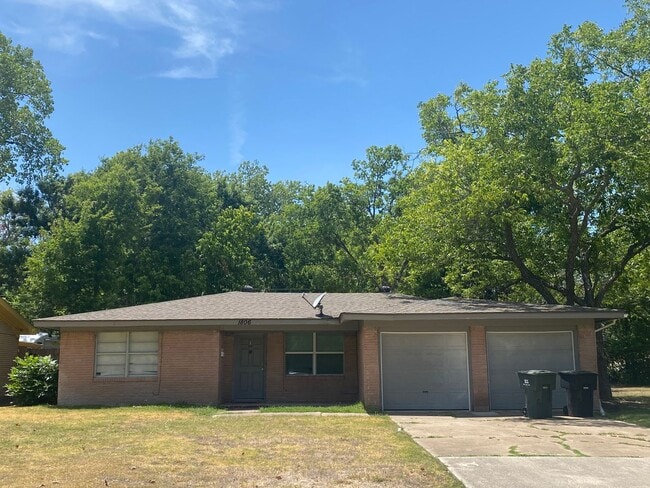 Building Photo - 3 BEDROOM NEAR SCOTT & WHITE
