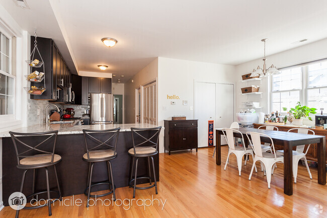 Building Photo - 1417 W Erie St Unit 2 Rental