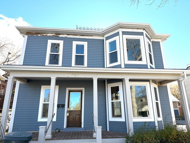 Building Photo - 4 Bed 1.5 Bath Victorian Style Single Fami...