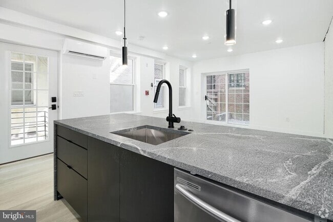 Building Photo - 2132 Pine St Unit 1R Rental