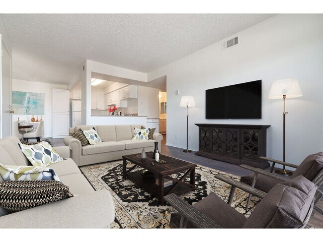 Building Photo - Costa Mesa Family Village Rental