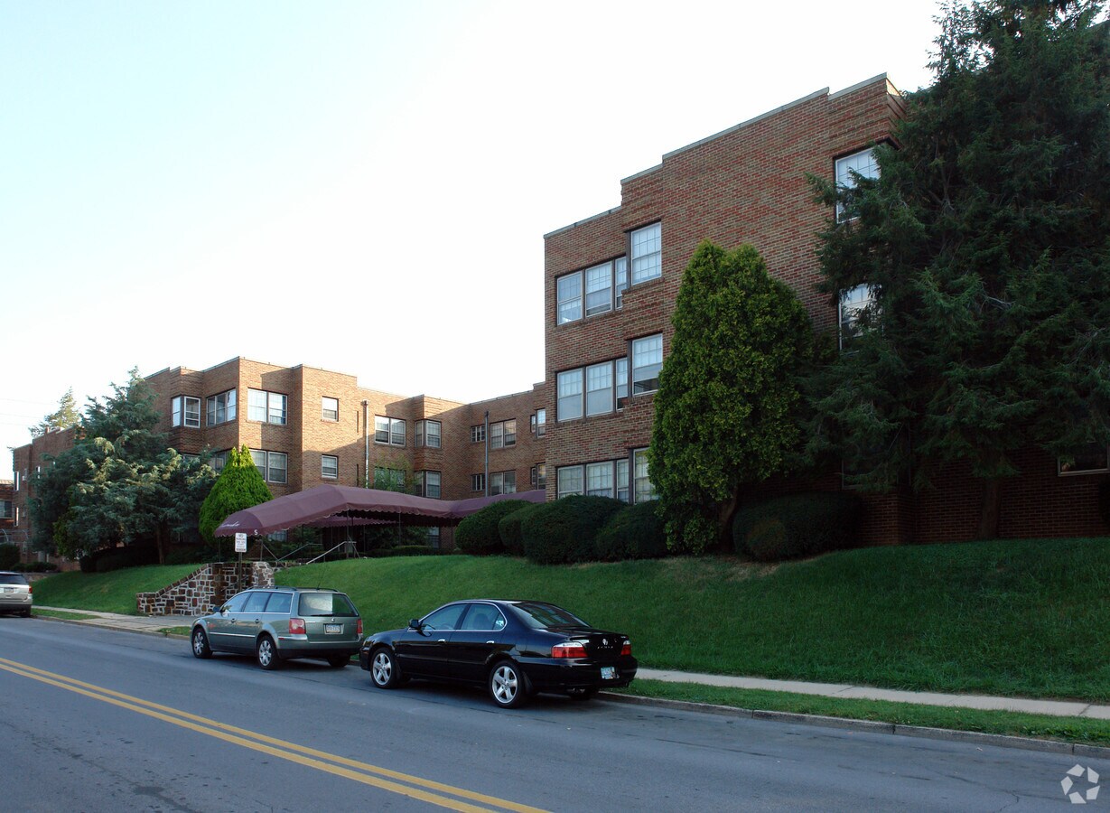 Commodore Apartments - Commodore Apartments