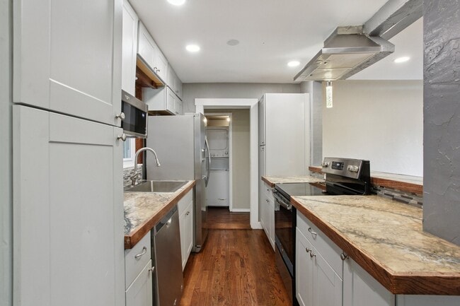 Photo - 2625 Newport St