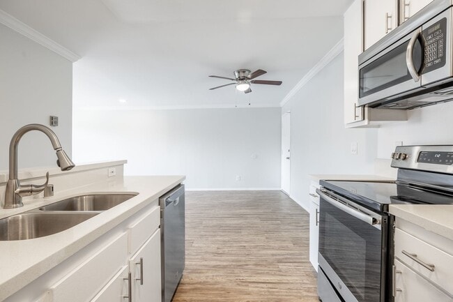 Photo - 4444 Ensign Avenue