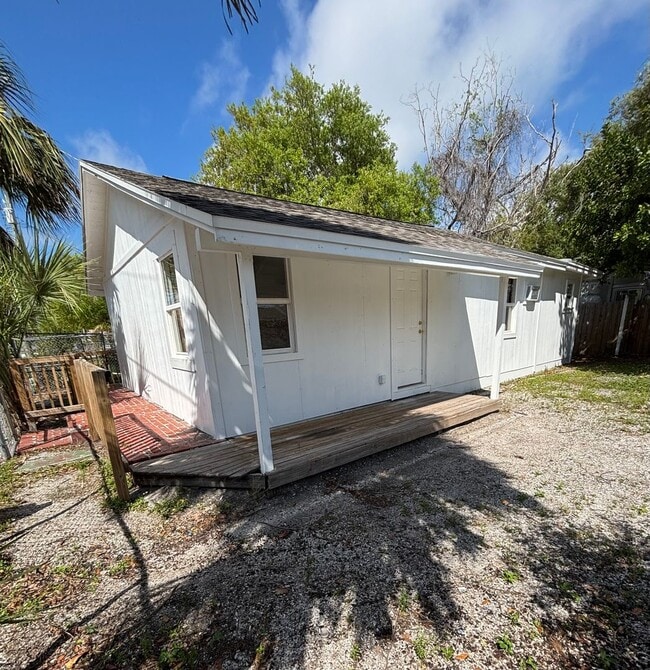 Building Photo - 3 bedroom 1 bath home in Sarasota Unit A