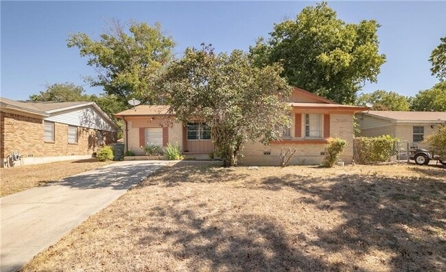 Building Photo - Upgraded 4 bedroom 2.5 bathroom house!  HO...