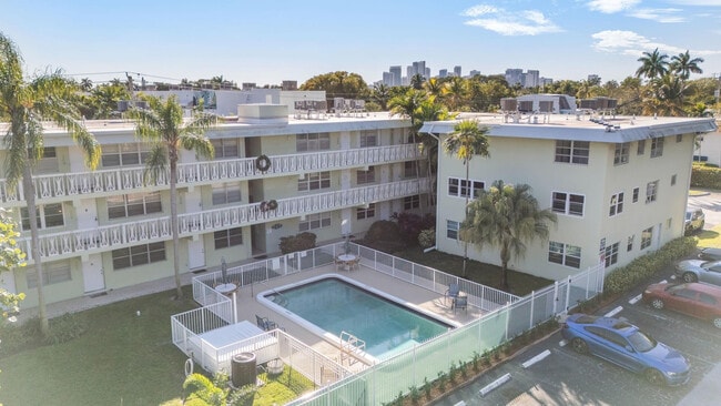 Building Photo - 1900 NE 8th Ct Unit 206