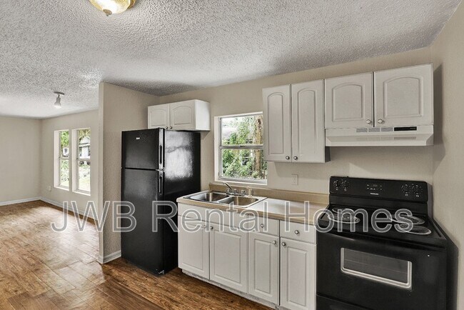 Photo - 485 W 58th St