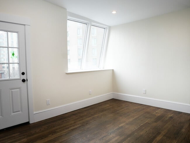 Photo - 261 W Newton St