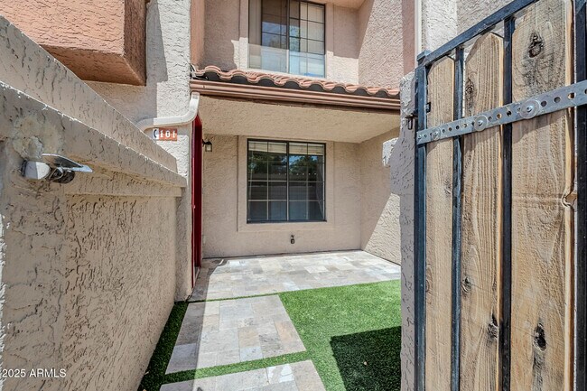Building Photo - 818 S Westwood Rental