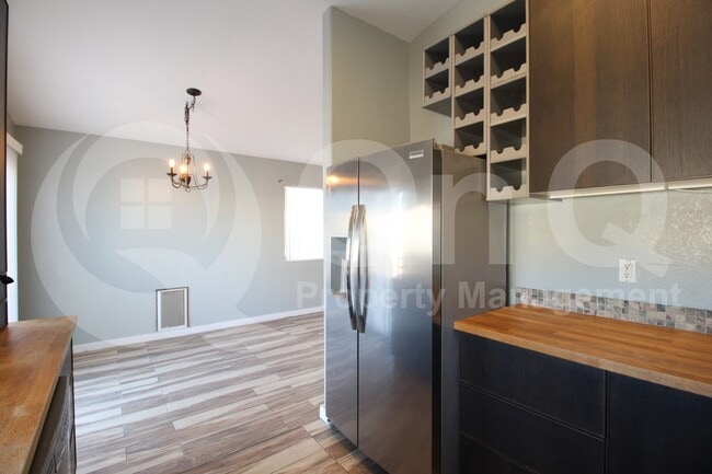 Photo - 726 W Bowker St