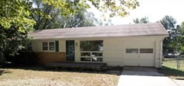 Cute 3 Bed 1.5 Bath Home in KCMO-Available... - Cute 3 Bed 1.5 Bath Home in KCMO-Available...