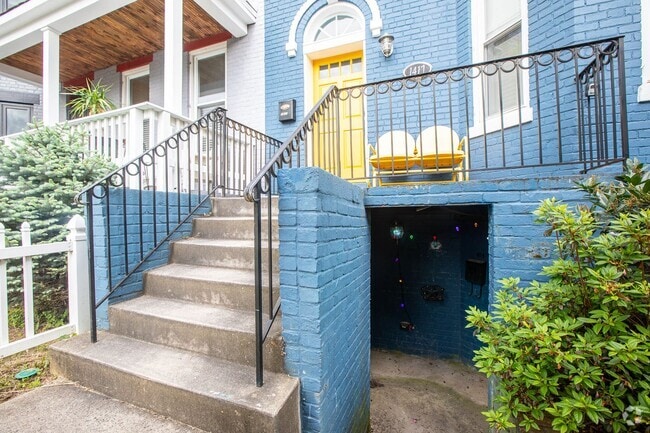 Building Photo - Spacious Studio Apartment in Capitol Hill! Unit ( B)