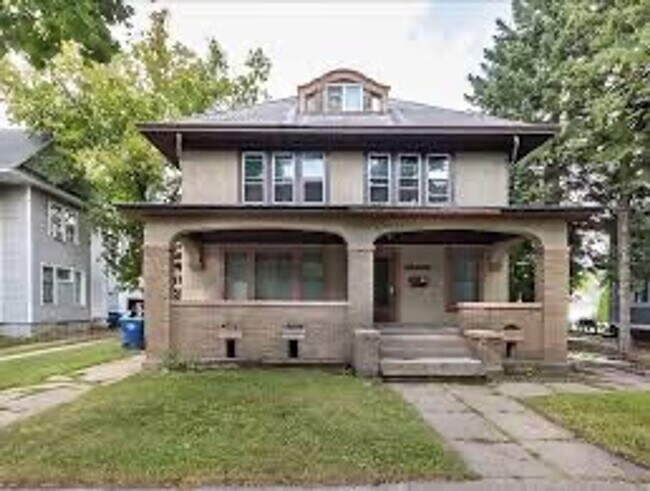 Building Photo - 616 McClellan St Unit 3