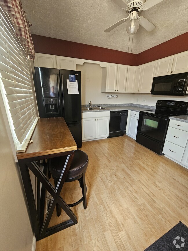 Building Photo - 105 E Lincoln St Rental