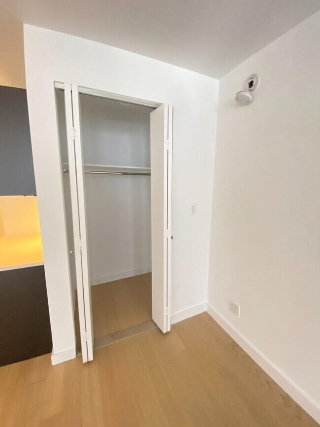 Photo - 222 E 39th St Unidad 11C