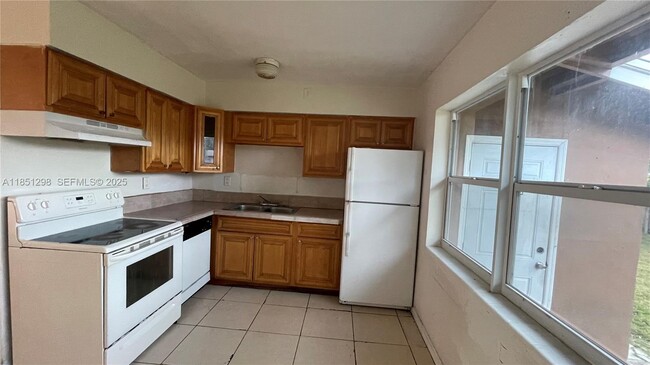 Photo - 6205 Rodman St