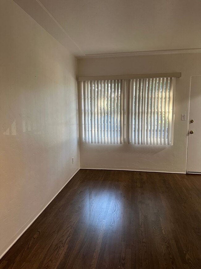 Building Photo - 505 W Maple St