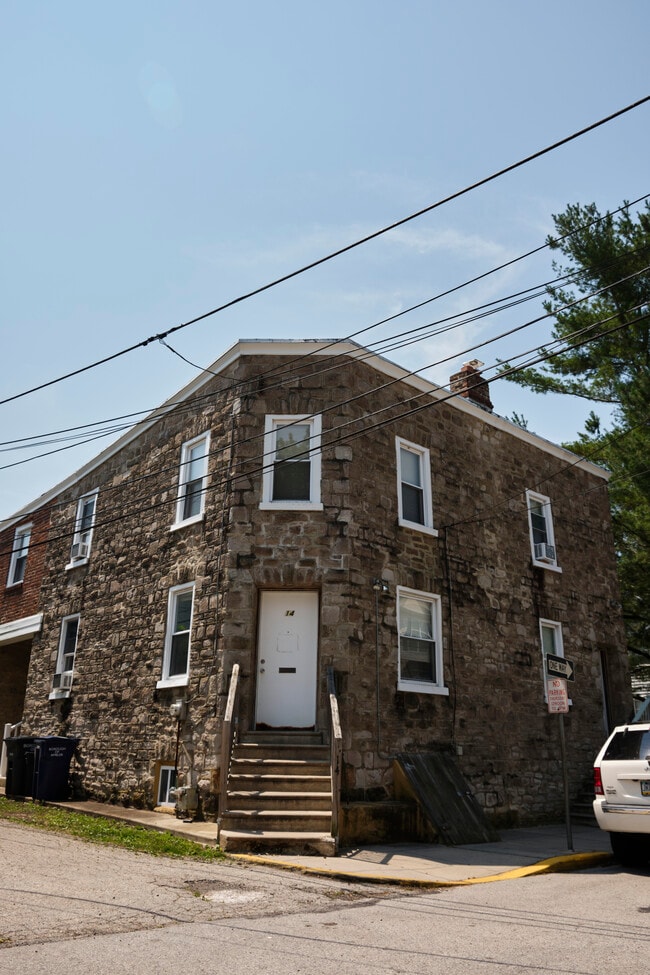 Building Photo - 201 Locust St Unit 14 Center Street